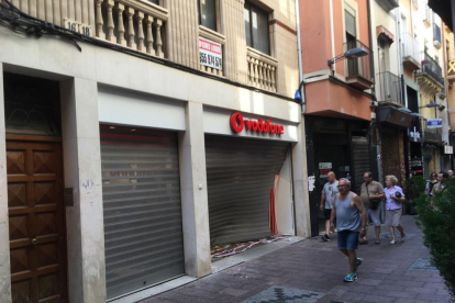 Los ladrones habrían estampado un vehículo contra la persiana de la tienda hasta doblarla.