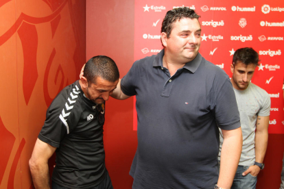Emilio Viqueira, durant el seu adéu, al costat de Manolo Oliva, entrenador de porters del Nàstic.