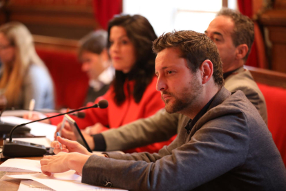 Rubén Viñuales, Pedro Sánchez i Sonia Orts durant un plenari de l'Ajuntament de Tarragona.