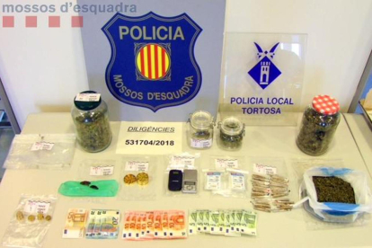 Imatge de la droga i el material intervingut al local de Tortosa.