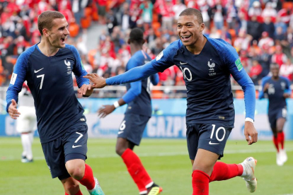 El davanter francès Kylian Mbappé celebra amb Antoine Griezmann el gol contra Perú.