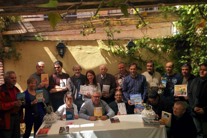 Los autores que edita Cossetània se reunieron ayer en Tarragona para presentar sus trabajos.