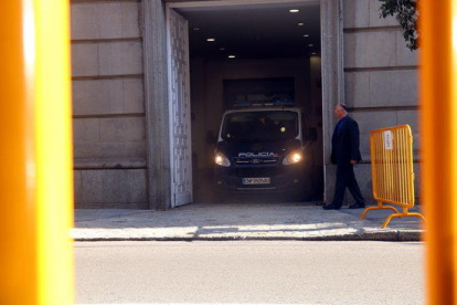 La furgoneta policial que traslada a Jordi Turull al Supremo.