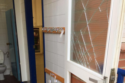 Las personas que entraron rompieron los cristales de algunas puertas.