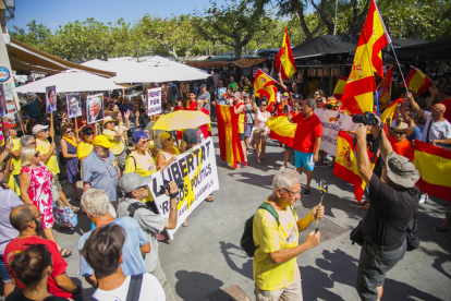 La manifestació dels Avis i Àvies es va trobar amb la concentració espanyolista al passeig d'Albert.