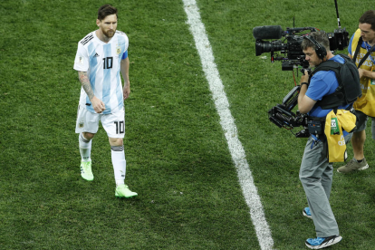 Leo Messi marxa del camp visiblement enfadat.