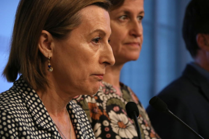 La presidenta del Parlament, Carme Forcadell, de perfil, amb Anna Simó al darrere, el 12 de setembre de 2017.
