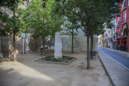 La intervención en el barrio del Carme consistirá en pavimentar la plaza y trasladar el monolito.