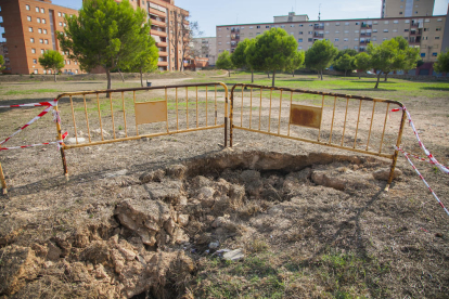 Un hoyo originado por las recientes lluvias y que se hace mayor.