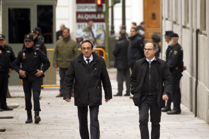 Los diputados de Junts per Catalunya, Jordi Turull y Josep Rull en la entrada del Tribunal Supremo.
