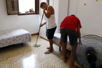 Imagen de dos jóvenes que viven en un piso de autonomía de este tipo en Lérida.