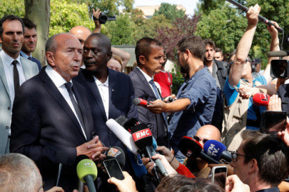 El ministre de l'Interior francès, Gérard Collomb, atenent als mitjans de comunicació després de l'atac amb ganivet a Trappes.