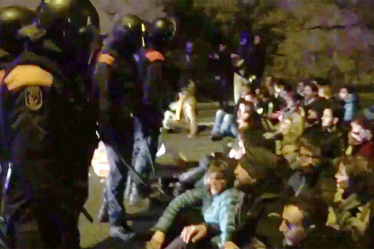 Els Mossos d'Esquadra han obligat es manifestants a deixar a protesta.
