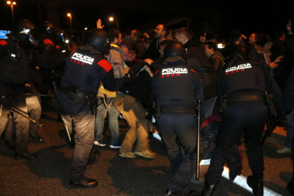 Pla general d'efectius dels Mossos d'Esquadra dissolent la concentració a l'autovia A-7, a Tarragona, després de carregar contra els manifestants. Imatge del 23 de març del 2018