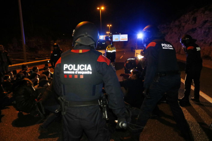 Pla mig d'efectius ARRO dels Mossos d'Esquadra preparats per carregar contra les persones assegudes a l'autovia A-7, a Tarragona. Imatge del 23 de març del 2018