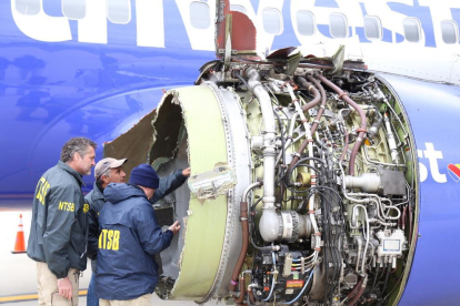 Imagen del motor del avión después de realizar el aterrizaje de emergencia.