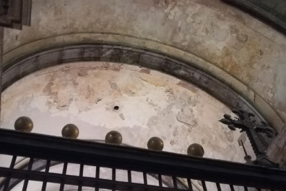 La huella de la humedad que afecta de manera negativa en el templo es muy visible en el techo y paredes de la capilla de Sant Joan.