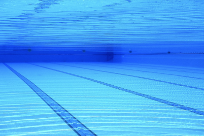 Imatge d'arxiu d'una piscina exterior.