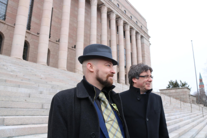 Carles Puigdemont con el diputado Mikko Kärna ante el Parlamento finés, en Helsinki, el 22 de marzo del 2018