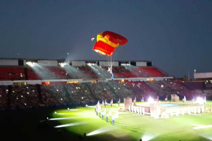 Una unidad paracaidista ha hecho llegar la bandera de los Juegos Mediterráneos hasta el estadio.