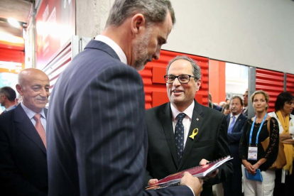 El presidente de la Generalitat entregando el informe del Síndic de Greuges sobre el 1-O al rey Felipe VI antes de la inauguración de los Juegos.