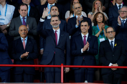 El rey Felipe VI con el presidente del gobierno español, Pedro Sánchez, y el presidente de la Generalitat, Quim Torra, a la tribuna del estadio del campo del Nàstic en el momento de la inauguración.
