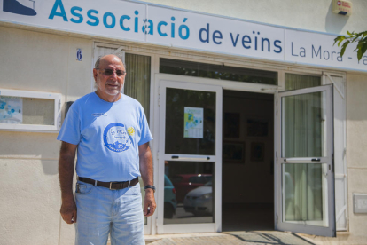 El president de l'associació de veïns, Francesc García, ahir davant la seu de l'entitat.