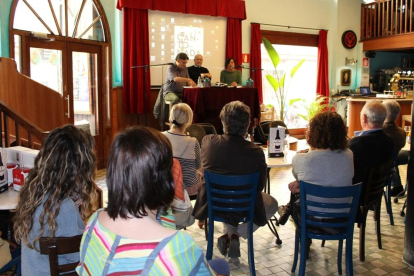 Inauguració de les «Tertúlies saludables» al cafè La Cantonada