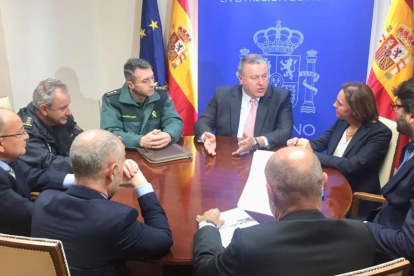 El delegat del Govern a Múrcia, reunit amb repreentants de la policia, la Guàrdia Civil i Hosteltur.