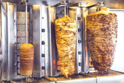 imatge d'arxiu de productes cuinant-se en un kebab.