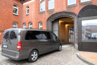 El vehículo que, supuestamente, llevaba a Carles Puigdemont, mientras entra en la prisión de Neumünster.