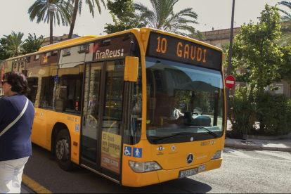 Imatge d'arxiu d'un bus urbà de Reus de la línia 10.