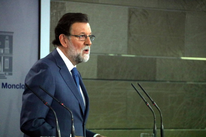 Mariano Rajoy, en roda de premsa i de perfil a Moncloa.