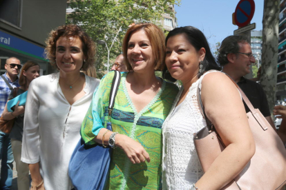 La candidata a presidir el PP, Maria Dolores de Cospedal, es fotografia amb la portaveu de la seva campanya, Dolors Montserrat, i una simpatitzant davant la seu del partit a Barcelona.