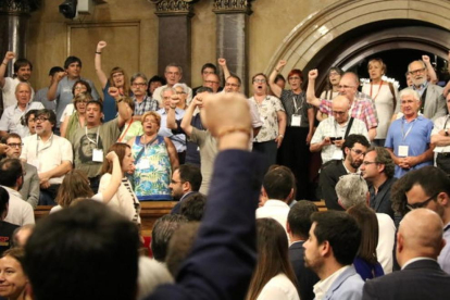 El diputat Joan Josep Nuet alça el puny de cara a les víctimes del franquisme.