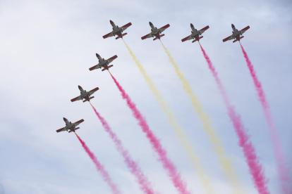 Imatge d'un dels moments més àlgids de l'exhibició, quan els avions van dibuixar la bandera espanyola al cel tarragoní.