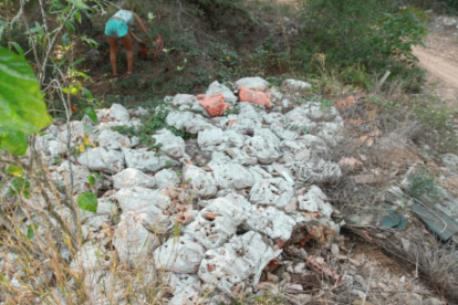 Imagen de la basura acumulada en el descampado del barrio de Boscos.