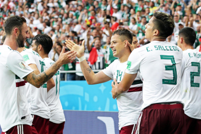 México celebra el gol de Chicharito.