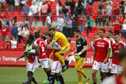 Els futbolistes del Nàstic celebren la victòria aconseguida dissabte contra la Cultural al Nou Estadi