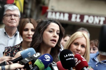 La líder de Cs, Inés Arrimadas, a Tortosa atenent els mitjans de comunicació.