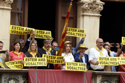 Les conselleres Elsa Artadi i Ester Capella, amb l'alcalde de Valls, Albert Batet, i els diputats Òscar Peris i Eduard Pujol, mostrant cartells amb el lema 