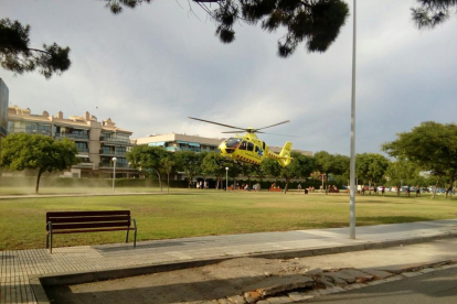 L'helicòpter aterrant al parc del costat de la platja