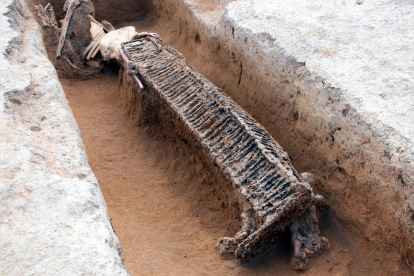 Una fossa amb un cadàver enterrat amb una llitera, al jaciment de Miravet.