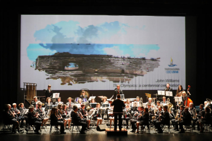 Una imatge de l'Amfiteatre va dominar l'escena, mentre la Banda Unió Musical de Tarragona interpretava peces musicals.