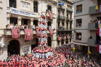 5de9 amb folre de la Colla Vella dels Xiquets de Valls per la diada de Sant Joan