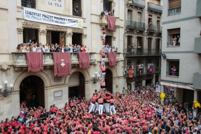 Pilar de 7 amb folre de la Colla Vella dels Xiquets de Valls per la diada de Sant Joan