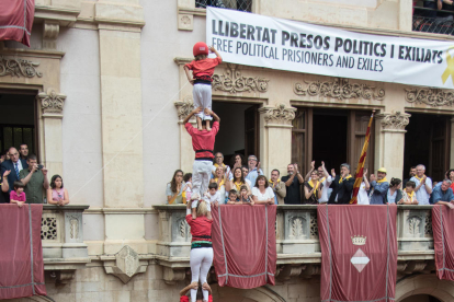Pilar de 7 amb folre carregat de la Colla Joves Xiquets de Valls per la diada de Sant Joan