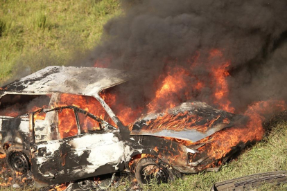 Un coche quemándose en una imagen de archivo.