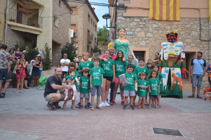 Els nens del poble que han participat de la Serpeta de la Febró.