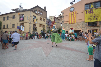 La Dona d'Aigua de Bellvei actuant a la plaça de l'Ajuntament.